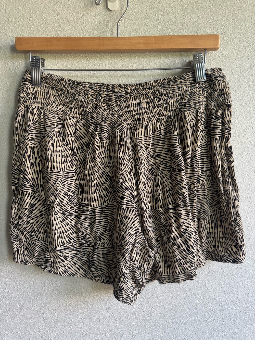 Three Dots pull on short casual Medium black/cream print